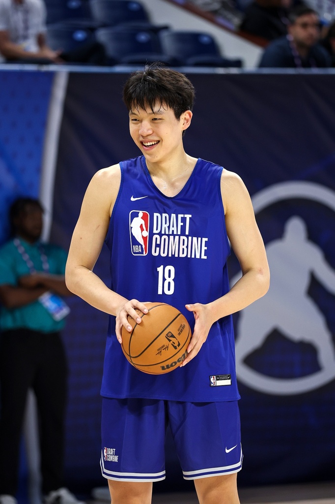 媒体人：杨瀚森在芝加哥将继续接受官方培训 并参加球队单独面试